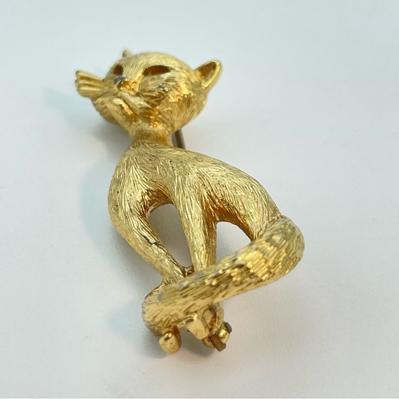Vintage Stamped Monet Cat Brooch Pet Kitty Jewelry Textured Brushed Gold Tone - Picture 4 of 11